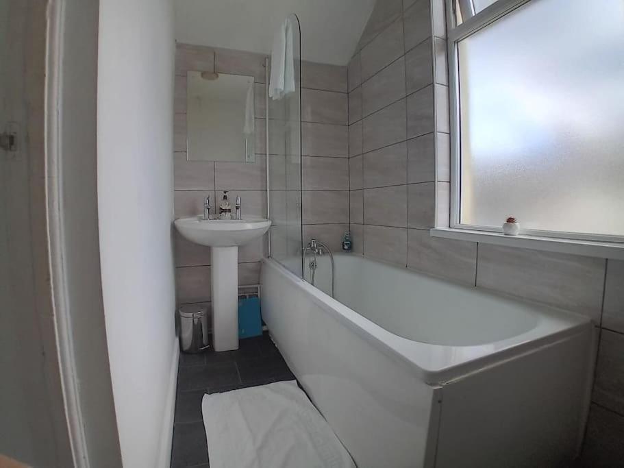 Large Family Home Central Location 3 Double Bedrooms And 1 Single Bedroom Cardiff Eksteriør bilde